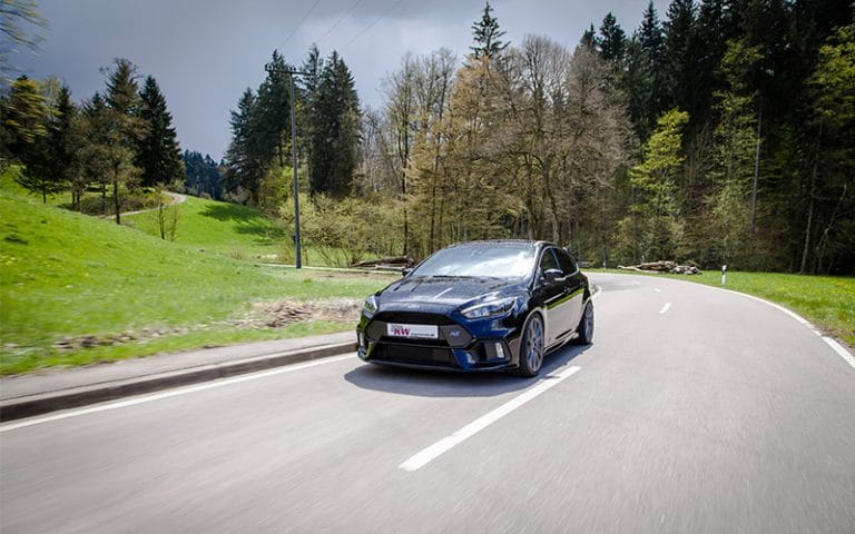 Ford mit KW Gewindefahrwerk in Kurve